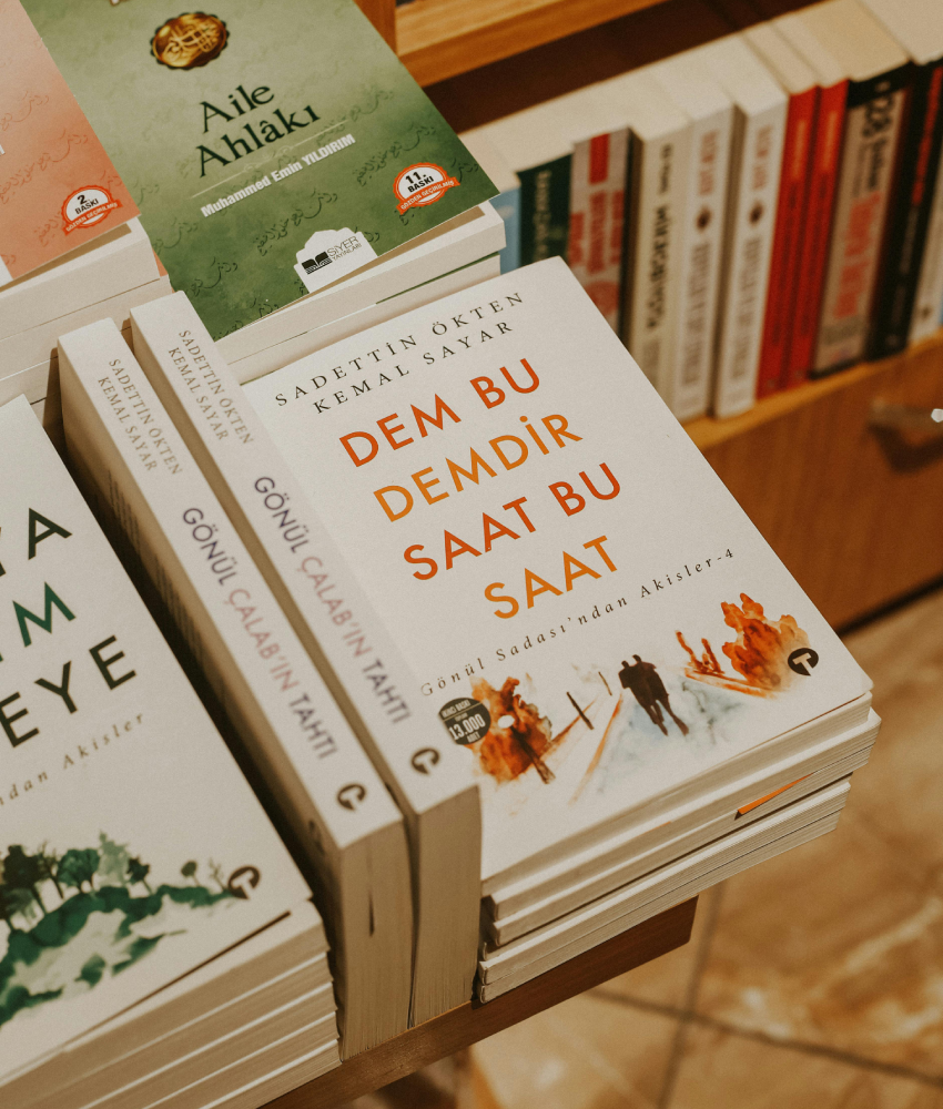 Libros expuestos en estanterías